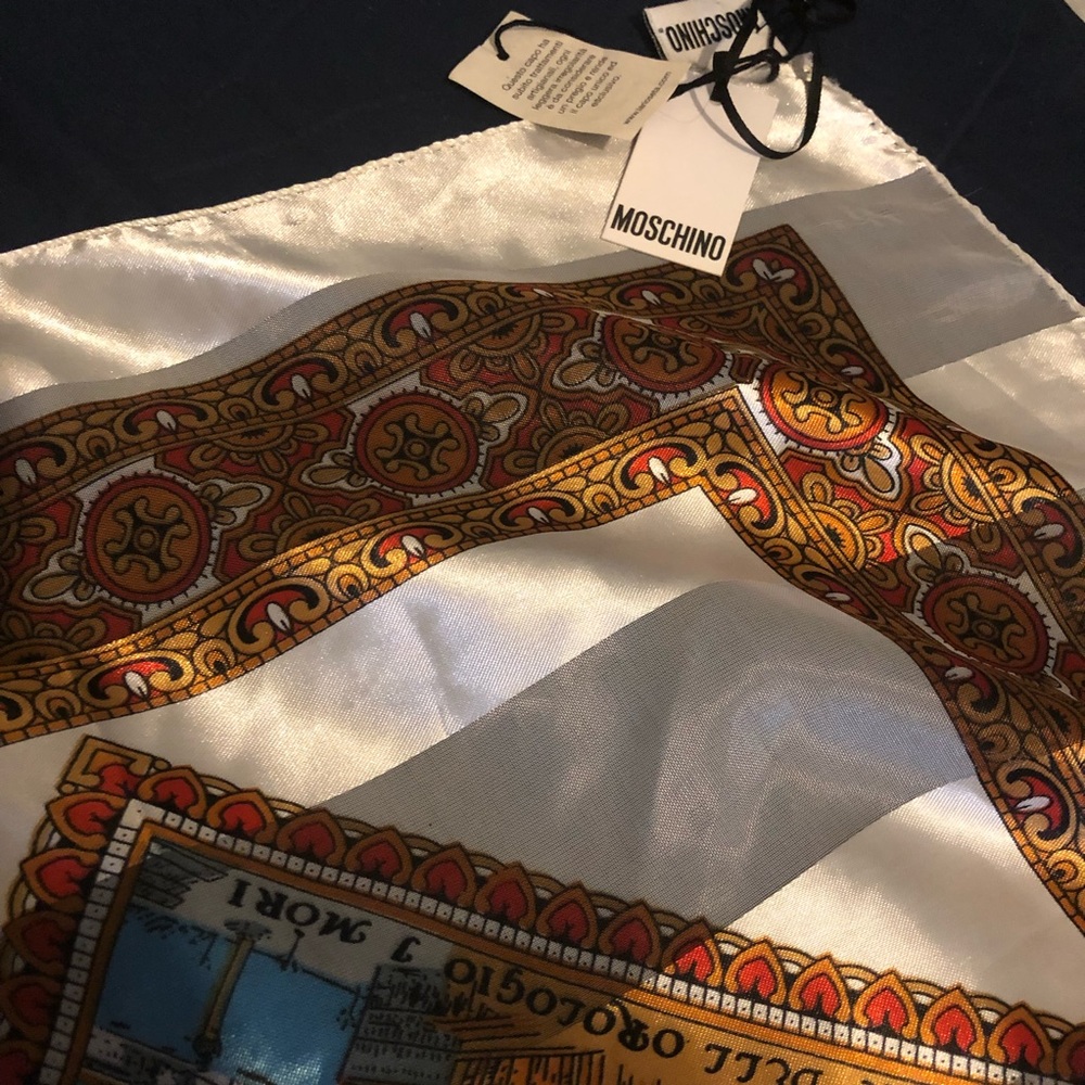 Moschino scarf ( large ) SOLD - Picture 8 of 11